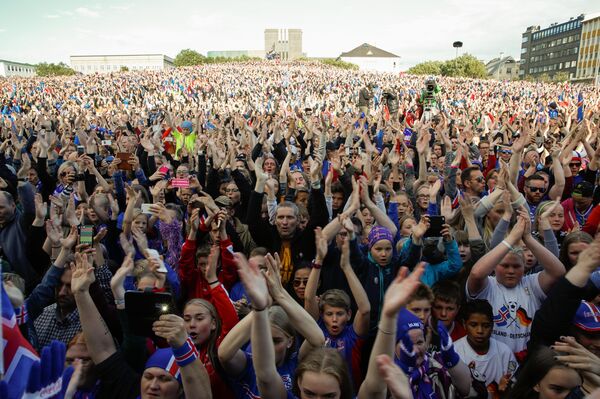 Seleção da Islândia festejada na volta da Euro 2016 - Sputnik Brasil