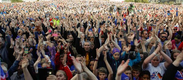 Seleção da Islândia festejada na volta da Euro 2016 - Sputnik Brasil