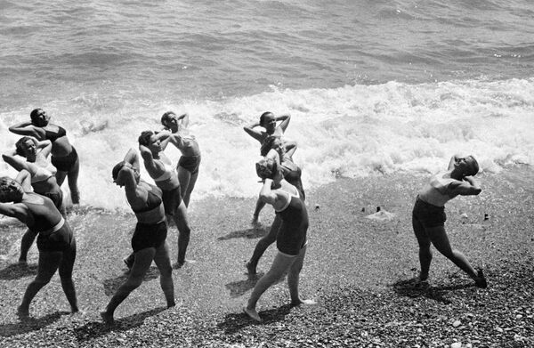 Ginástica matinal na costa do mar Negro na Crimeia, ano de 1954 - Sputnik Brasil