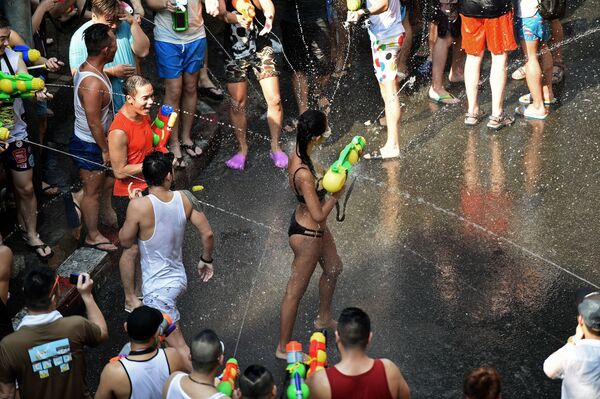 Participantes dos festejos do Ano Novo tailandês em Bangkok (Tailândia), 13 de abril de 2016 - Sputnik Brasil