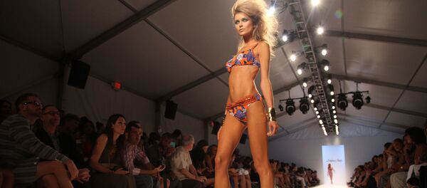 Uma modelo mostra o biquíni de Dolores Cortes, durante a semana de moda Mercedes-Benz Fashion em Miami (EUA), 19 de julho de 2013 - Sputnik Brasil