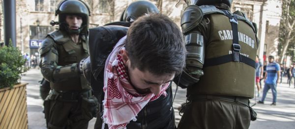 Estudante chileno no protesto contra reformas educacionais do governo em Santiago, 5 de julho de 2016 - Sputnik Brasil