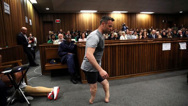 Paraolímpico Oscar Pistorius na sua condenação pela morte de sua namorada Reeva Steenkamp na Alta Corte em Pretória, em 15 de junho, 2016 - Sputnik Brasil