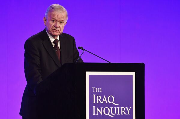 Coordenador do inquérito do envolvimento britânico na guerra no Iraque John Chilcot apresenta relatório, Londres, Reino Unido, 6 de julho de 2016 - Sputnik Brasil