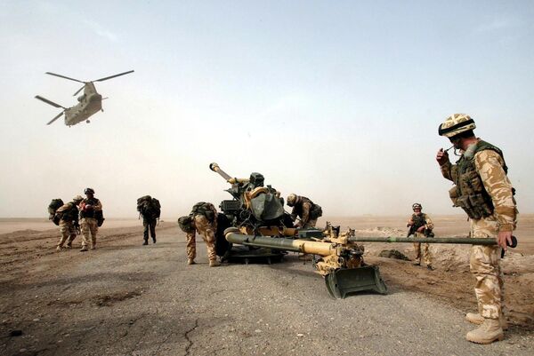 Soldados da artilharia britânica recebem um canhão lançado do helicóptero, península Fao, sul do Iraque, março de 2003 Soldados da artilharia britânica recebem um canhão lançado do helicóptero, península Fao, sul do Iraque, março de 2003 - Sputnik Brasil