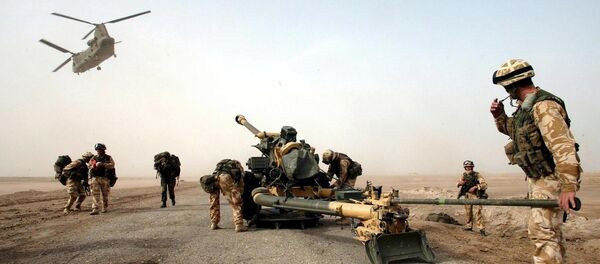 Soldados da artilharia britânica recebem um canhão lançado do helicóptero, península Fao, sul do Iraque, março de 2003 - Sputnik Brasil
