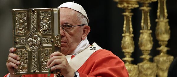 Papa Francisco durante uma oração com o Pallium, na Basílica de São Pedro en 29 de junho de 2016 - Sputnik Brasil