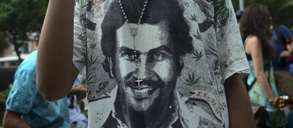 Homem veste camisete com o retrato de Pablo Escobar, famoso chefão de drogas, Medellin, Colômbia, maio de 2016 - Sputnik Brasil