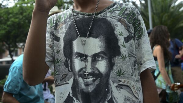 Homem veste camisete com o retrato de Pablo Escobar, famoso chefão de drogas, Medellin, Colômbia, maio de 2016 - Sputnik Brasil