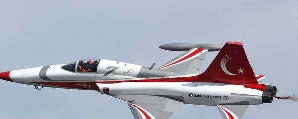 Avião turco Northrop F-5 Freedom Fighter faz manobras durante a celebração de 100 aniversário de Batalha dos Dardanelos, Turquia, abril de 2015 - Sputnik Brasil