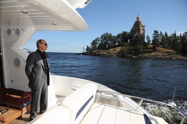 Vladimir Putin na lancha antes de visitar o convento Spaso-Preobrazhensky em 2011. - Sputnik Brasil
