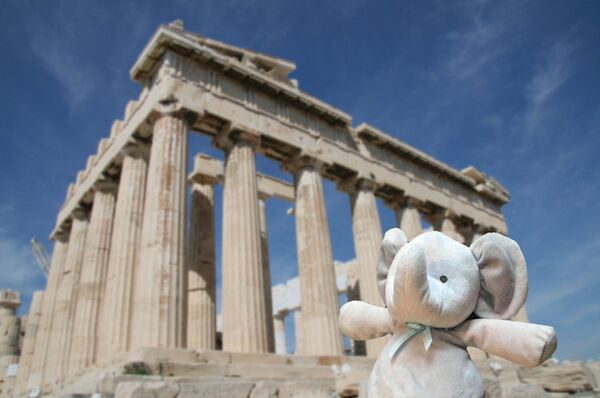 Elefante de pelúcia posa para fotos durante passagem por Atenas, na Grécia - Sputnik Brasil