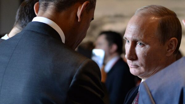 Presidente russo Vladimir Putin fala ao presidente norte-americano Barack Obama antes da sessão da APEC, Pequim, China, novembro de 2014 - Sputnik Brasil