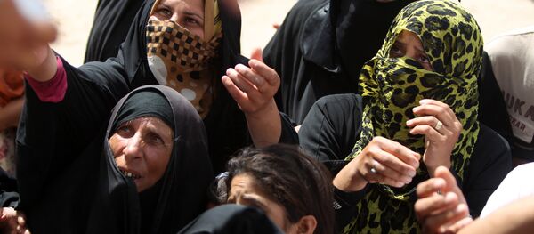 Mulheres e crianças yazidis presas pelo Daesh Mulheres e crianças yazidis presas pelo Daesh - Sputnik Brasil