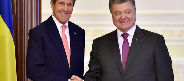 O secretário de Estado dos EUA, John Kerry, em encontro com o presidente da Ucrânia, Pyotr Poroshenko, em Kiev O secretário de Estado dos EUA, John Kerry, em encontro com o presidente da Ucrânia, Pyotr Poroshenko, em Kiev - Sputnik Brasil