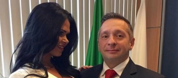 Antigo ministro do Turismo Alessandro Teixeira e ex-Miss Bumbum 2013 Milena Santos - Sputnik Brasil