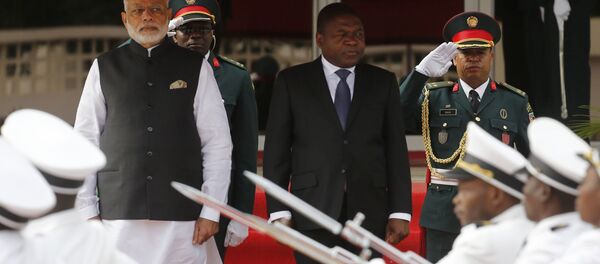 O primeiro-ministro da Índia, Narendra Modi, é acompanhado pelo presidente de Moçambique, Filipe Nyusi, durante o primeiro dia da turnê africana de Modi em 7 de julho de 2016 - Sputnik Brasil