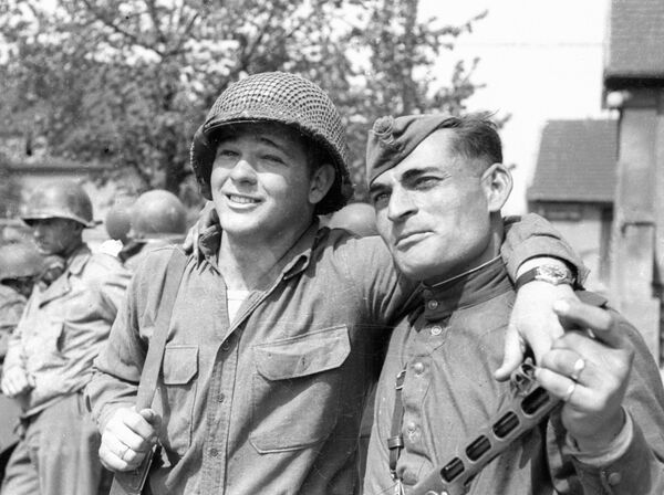 Soldado norte-americano Byron Shiver e o soldado do Exército Vermelho Ivan Numladze durante o encontro de tropas dos aliados nas margens do rio Elba, Alemanha, abril de 1945 - Sputnik Brasil