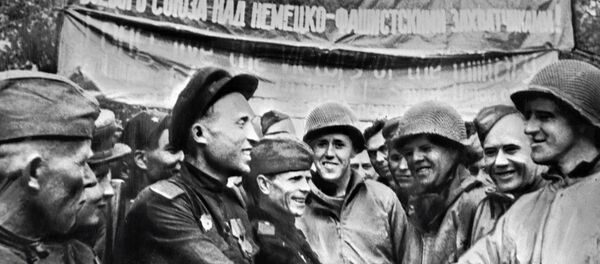 Encontro de tropas soviéticas com as tropas norte-americanas nas margens do rio Elba, Alemanha, abril de 1945 - Sputnik Brasil