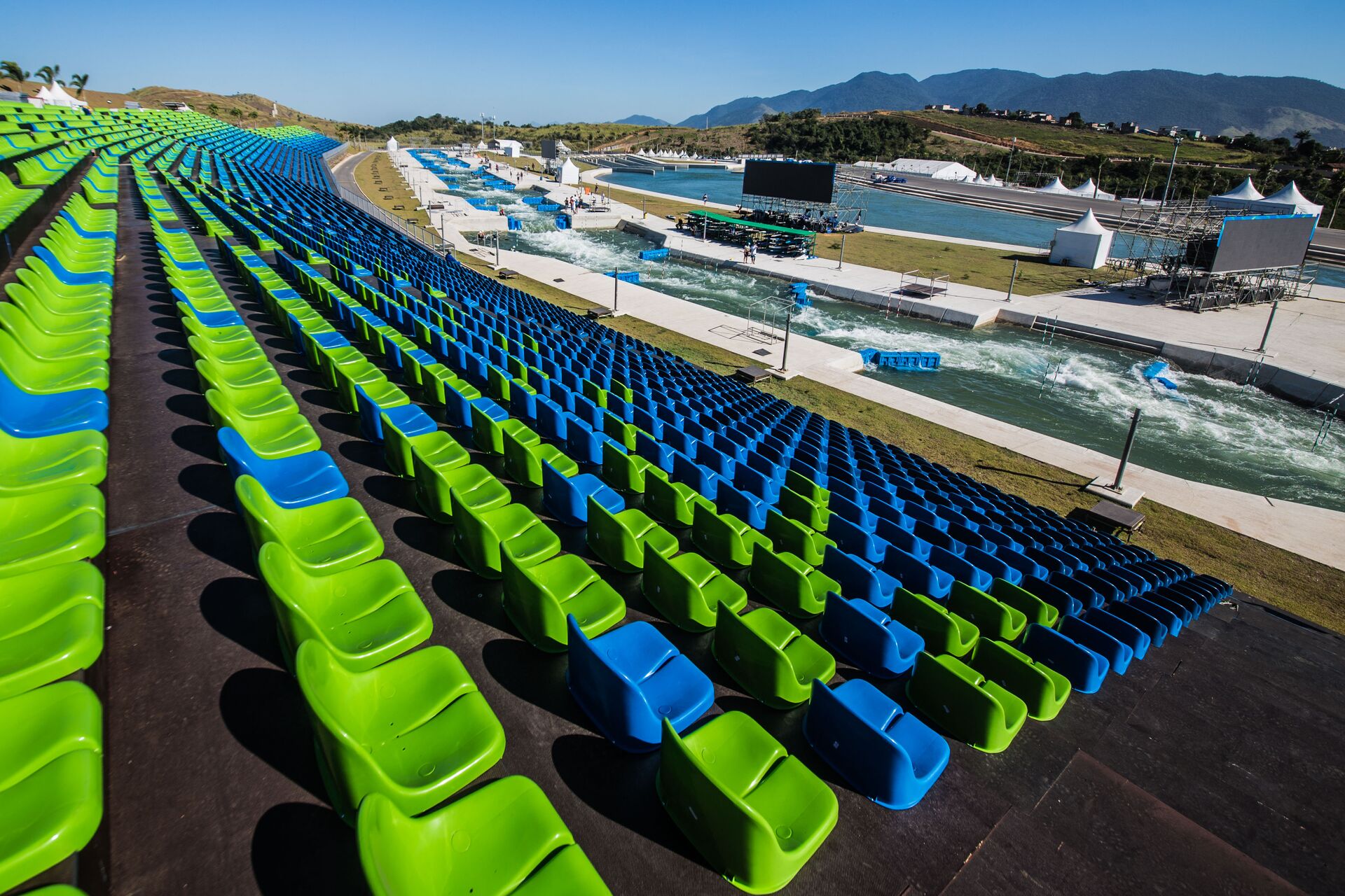 Arquibancadas do circuito de canoagem slalom preparadas para os Jogos Olímpicos de 2016, sediados no Rio de Janeiro, Brasil