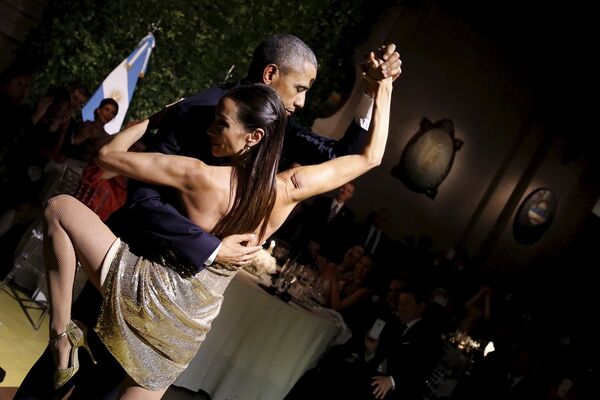 O presidente estadunidense Barack Obama dança tango durante a sua visita à Buenos Aires - Sputnik Brasil