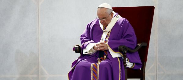 Papa Francisco em oração. - Sputnik Brasil