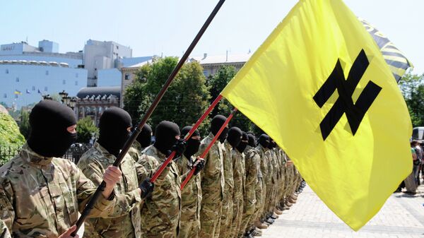 Soldados do batalhão Azov ostentando o símbolo neonazista do Wolfsangel - Sputnik Brasil