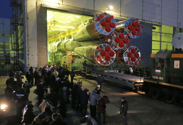 Instalação da nave espacial Soyuz TMA-16M na plataforma de lançamento em Baikonur - Sputnik Brasil
