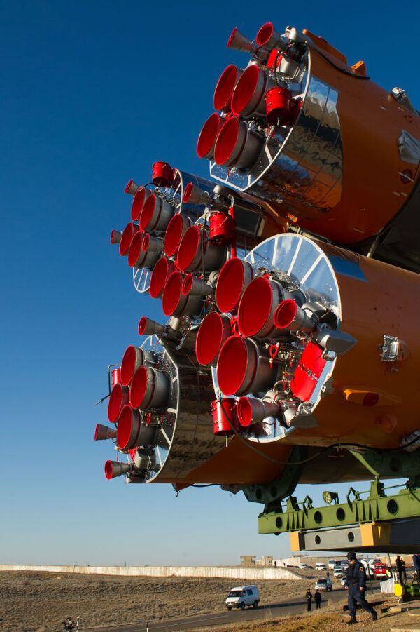 Instalação da nave espacial Soyuz TMA-16M na plataforma de lançamento em Baikonur - Sputnik Brasil