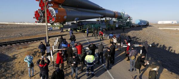 Instalação da nave espacial Soyuz TMA-16M na plataforma de lançamento em Baikonur - Sputnik Brasil