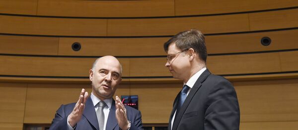 Pierre Moscovici e Valdis Dombrovskis durante um evento em 17 de junho de 2016 - Sputnik Brasil