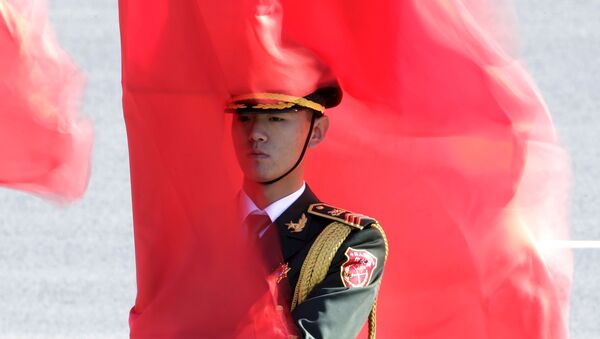 A soldier from the honour guards holding a red flag stands during a welcoming ceremony in Beijing - Sputnik Brasil