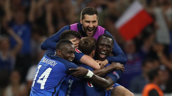 Antoine Griezmann é abraçado pelos companheiros da seleção de futebol da França - Sputnik Brasil