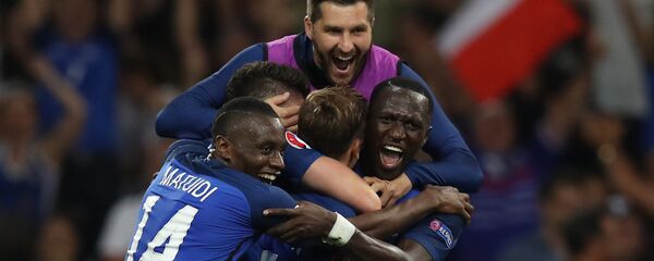 Antoine Griezmann é abraçado pelos companheiros da seleção de futebol da França - Sputnik Brasil