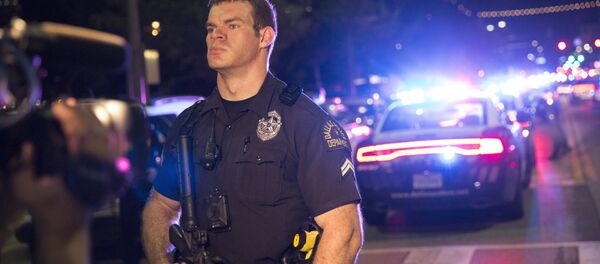 Para ilustrar: Policial norte-americano guarda o local do incidente em Dallas, EUA, 7 de julho de 2016 - Sputnik Brasil