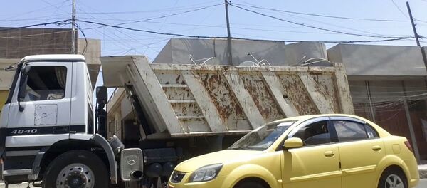 Camião carregado de antenas parabólicas confiscadas por terroristas em Mosul - Sputnik Brasil