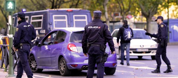 Polícia da Espanha em frente ao estádio Santiago Bernabeu - Sputnik Brasil