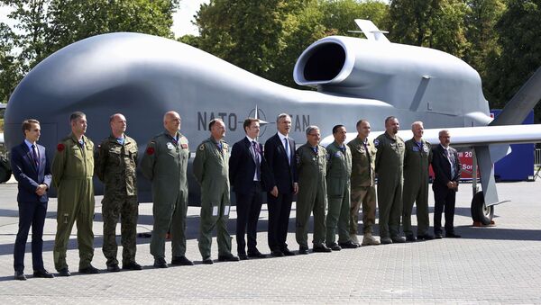 O secretário-geral da OTAN Jens Stoltenberg com oficiais e funcionários militares em frente de um drone da OTAN sem nome, perto do Estádio Nacional PGE, o lugar da realização da cimeira da Aliança Atlântica na Varsóvia (Polônia). 8 de julho, 2016 - Sputnik Brasil
