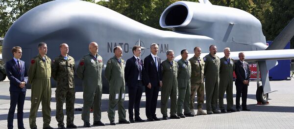 O secretário-geral da OTAN Jens Stoltenberg com oficiais e funcionários militares em frente de um drone da OTAN sem nome, perto do Estádio Nacional PGE, o lugar da realização da cimeira da Aliança Atlântica na Varsóvia (Polônia). 8 de julho, 2016 - Sputnik Brasil