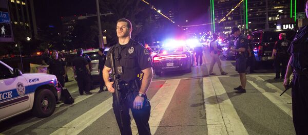 Police officers stand guard at a baracade following the sniper shooting in Dallas on July 7, 2016. - Sputnik Brasil