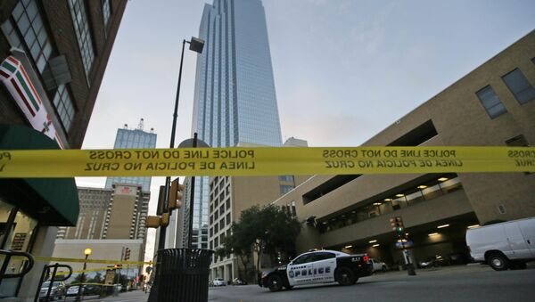 Police tape marks off the area where a shooting took place in downtown Dallas, Friday, July 8, 2016. - Sputnik Brasil
