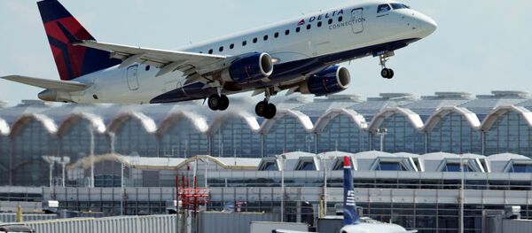 Uma aeronave Delta Airlines decola do Ronald Reagan Washington National Airport em Arlington, Virginia. - Sputnik Brasil