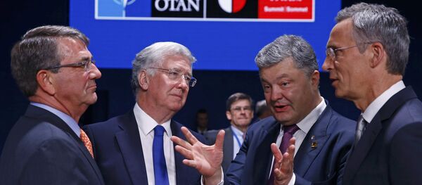 Secretário de Defesa norte-americano Carter, secretário da Defesa britanico Fallon, Presidente da Ucrânia Poroshenko e Secretário Geral da OTAN Stoltenberg assistem a uma sessão de trabalho na Cúpula da OTAN em Varsóvia. 9 de julho, 2016 - Sputnik Brasil