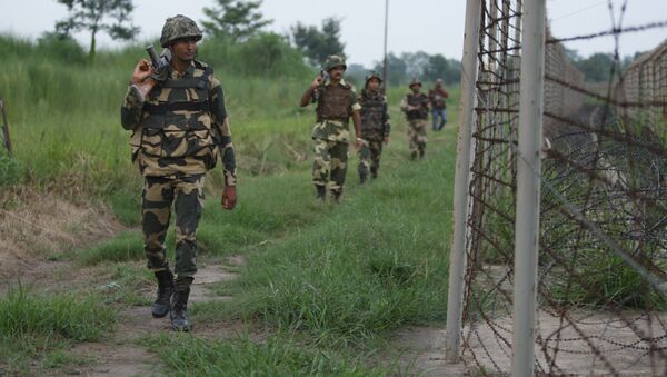 Indian Border Security Force (BSF) soldiers patrol along the Pargwal area of India-Pakistan international border in Akhnoor, Jammu and Kashmir, India (File) - Sputnik Brasil