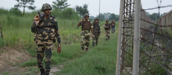 Indian Border Security Force (BSF) soldiers patrol along the Pargwal area of India-Pakistan international border in Akhnoor, Jammu and Kashmir, India (File) - Sputnik Brasil