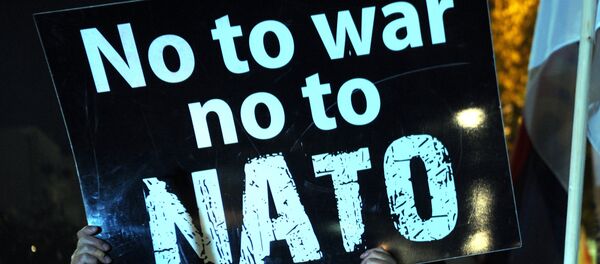 Manifestantes com cartazes dizendo não à guerra, não à OTAN - Sputnik Brasil