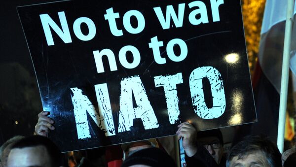 Protesters hold a placard reading No to war, no to NATO. - Sputnik Brasil
