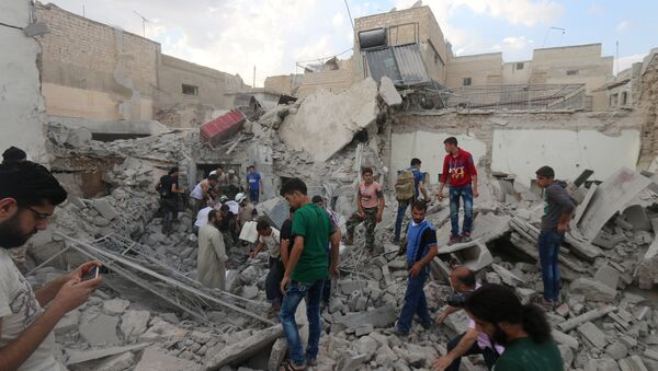 Homens procuram por sobreviventes sob os escombros de um edifício danificado após um ataque aéreo em Aleppo realizado pelos rebeldes na área de Qadi Askar, Síria 08 de julho de 2016. - Sputnik Brasil