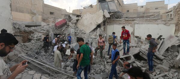 Homens procuram por sobreviventes sob os escombros de um edifício danificado após um ataque aéreo em Aleppo realizado pelos rebeldes na área de Qadi Askar, Síria 08 de julho de 2016. - Sputnik Brasil