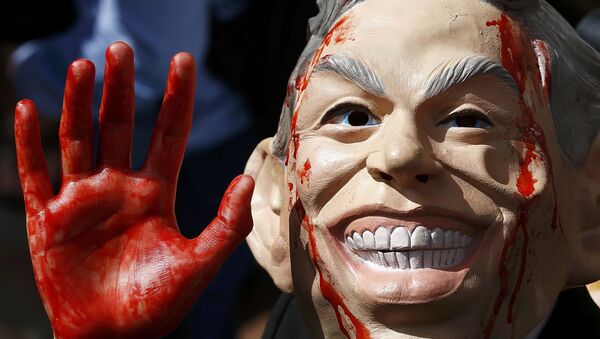 Um manifestante de máscara durante os protestos depois de publicação do relatório Chilcot - Sputnik Brasil